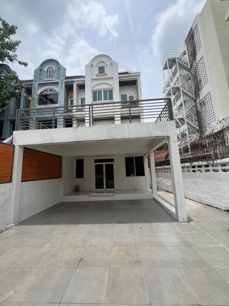 For SaleHome OfficeChokchai 4, Ladprao 71, Ladprao 48, : For sale: 3-storey home office, Lat Phrao 91, renovated house, ready to move in or start a business immediately.