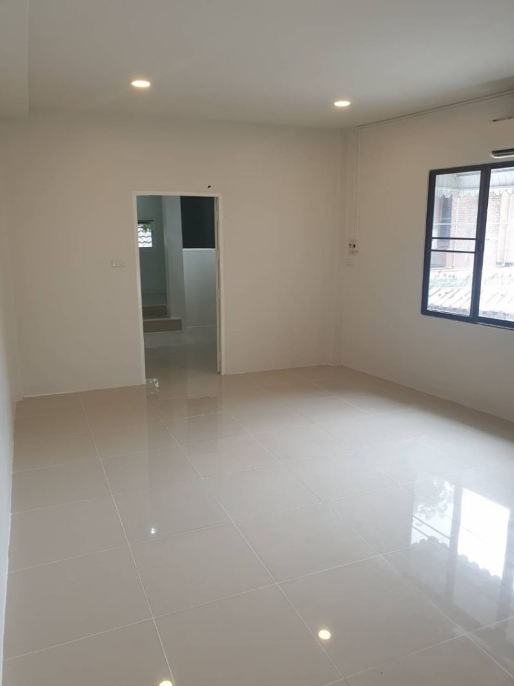 For SaleHome OfficeChokchai 4, Ladprao 71, Ladprao 48, : For sale: 3-storey home office, Lat Phrao 91, renovated house, ready to move in or start a business immediately.