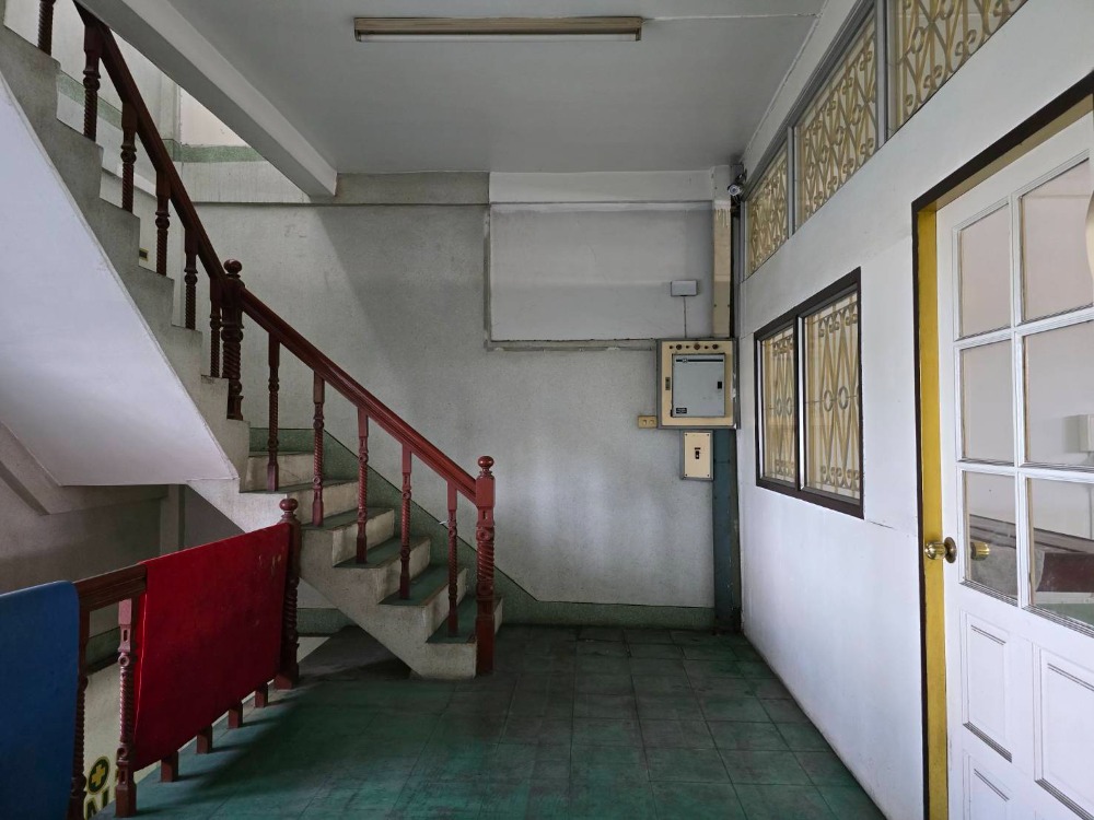 ให้เช่าอาคารพาณิชย์คลองเตย กล้วยน้ำไท : ทาวน์เฮ้าส์ 3 คูหาให้เช่าย่านพระราม 4, กรุงเทพมหานคร