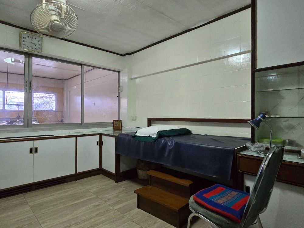 ให้เช่าอาคารพาณิชย์คลองเตย กล้วยน้ำไท : ทาวน์เฮ้าส์ 3 คูหาให้เช่าย่านพระราม 4, กรุงเทพมหานคร