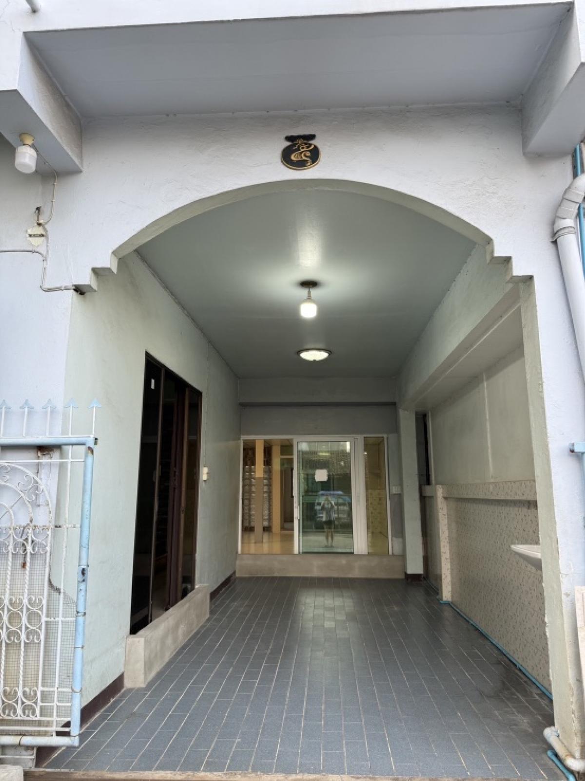 For SaleTownhomePathum Thani,Rangsit, Thammasat : Townhouse suitable for investment, sold with tenants, 2 floors, community location, 200-year market, Rangsit, next to the red line electric train.