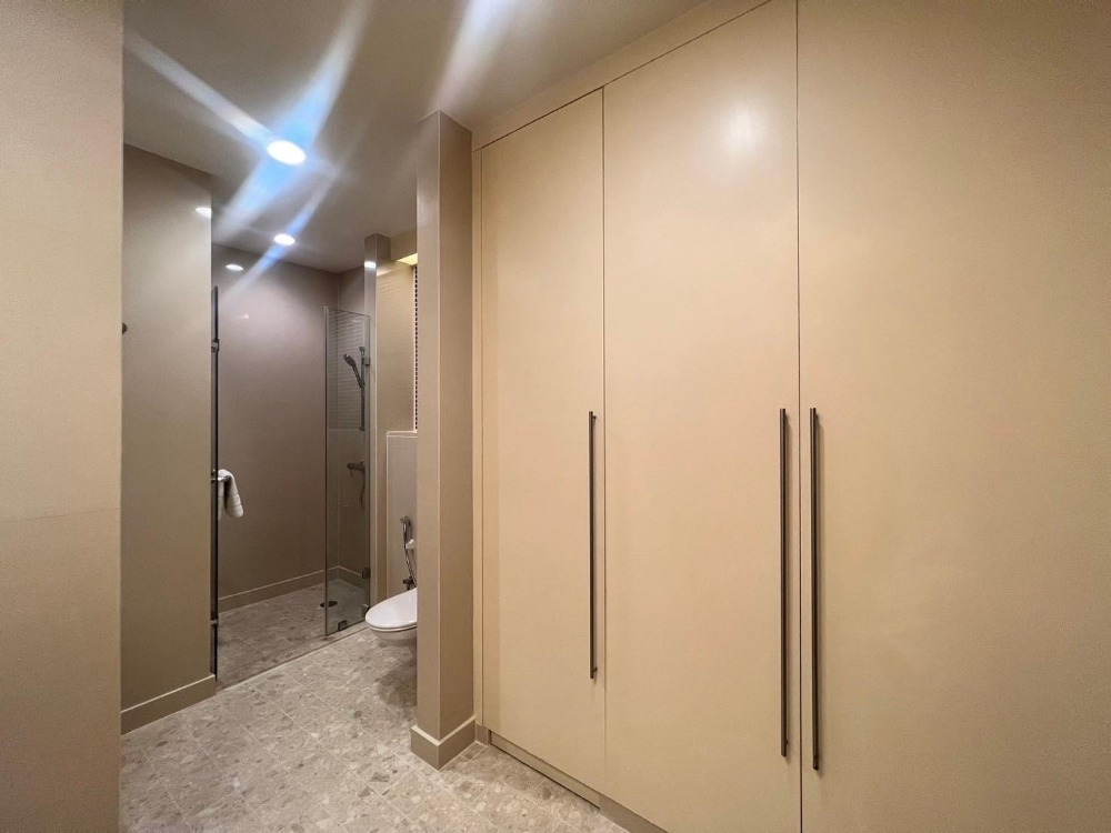 ให้เช่าคอนโดสาทร นราธิวาส : ให้เช่าคอนโดริมแม่น้ำเจ้าพระยา ในย่านเจริญกรุง  2ห้องนอน ห้องสวย เฟอร์นิเจอร์และสิ่งอำนวยความสะดวกครบ วิวแม่น้ำ พร้อมเข้าอยู่