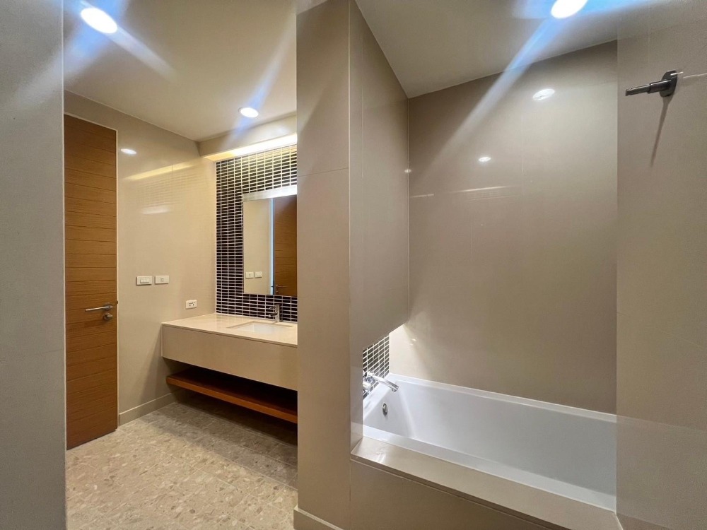 ให้เช่าคอนโดสาทร นราธิวาส : ให้เช่าคอนโดริมแม่น้ำเจ้าพระยา ในย่านเจริญกรุง  2ห้องนอน ห้องสวย เฟอร์นิเจอร์และสิ่งอำนวยความสะดวกครบ วิวแม่น้ำ พร้อมเข้าอยู่