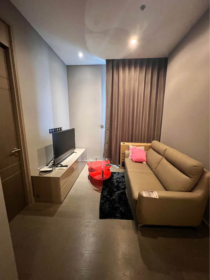 ให้เช่าคอนโดพระราม 9 เพชรบุรีตัดใหม่ RCA : 👑  The Esse at Singha Complex  👑  ให้เช่าห้องหรู 1 Bed 1 Bath  ชั้น 25 ขนาด 48 ตรม. ห้องตกแต่งพร้อมเข้าอยู