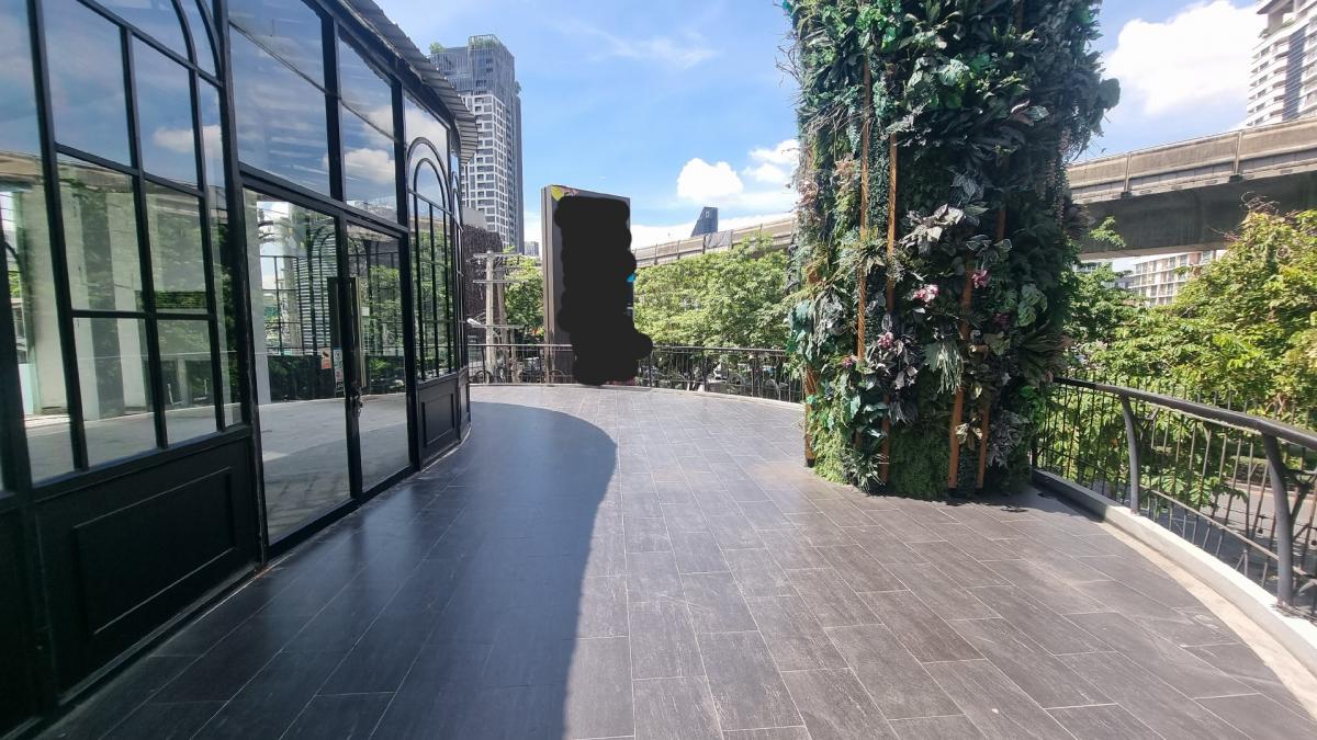 ให้เช่าร้านค้า/ตลาดนัดสุขุมวิท อโศก ทองหล่อ : ให้เช่า พร้อมพงษ์ ทองหล่อ พื้นที่outdoor แะindoor ติดถนนสุขุมวิท การมองเห็นดี เหมาะทำร้านอาหาร ดนตรีสด เพดานสูง พื้นที่ขนาด 256.2 ตารางเมตร