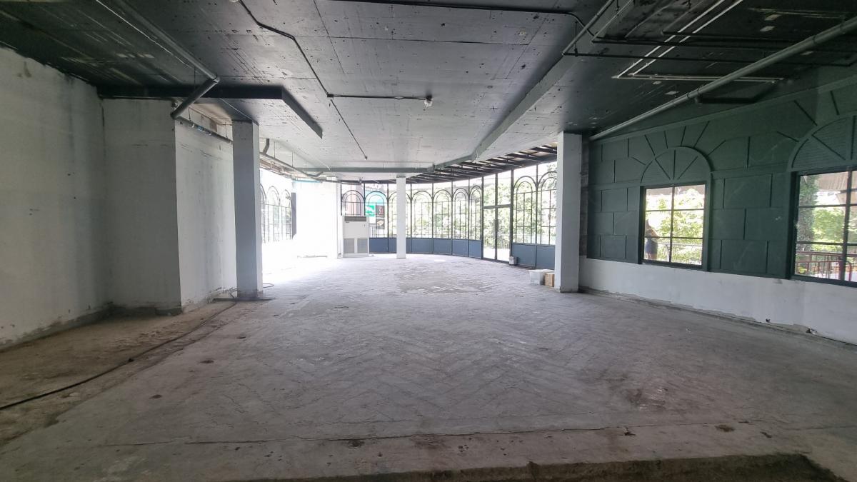 ให้เช่าร้านค้า/ตลาดนัดสุขุมวิท อโศก ทองหล่อ : ให้เช่า พร้อมพงษ์ ทองหล่อ พื้นที่outdoor แะindoor ติดถนนสุขุมวิท การมองเห็นดี เหมาะทำร้านอาหาร ดนตรีสด เพดานสูง พื้นที่ขนาด 256.2 ตารางเมตร