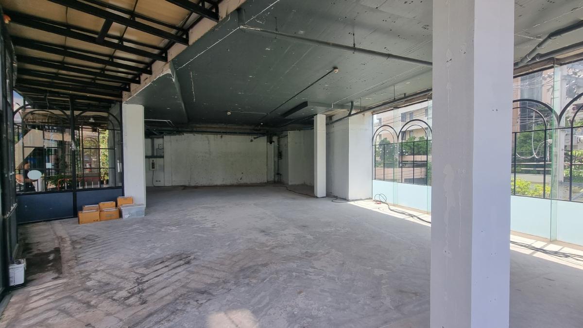 ให้เช่าร้านค้า/ตลาดนัดสุขุมวิท อโศก ทองหล่อ : ให้เช่า พร้อมพงษ์ ทองหล่อ พื้นที่outdoor แะindoor ติดถนนสุขุมวิท การมองเห็นดี เหมาะทำร้านอาหาร ดนตรีสด เพดานสูง พื้นที่ขนาด 256.2 ตารางเมตร