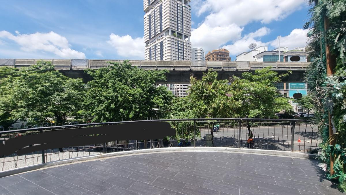 ให้เช่าร้านค้า/ตลาดนัดสุขุมวิท อโศก ทองหล่อ : ให้เช่า พร้อมพงษ์ ทองหล่อ พื้นที่outdoor แะindoor ติดถนนสุขุมวิท การมองเห็นดี เหมาะทำร้านอาหาร ดนตรีสด เพดานสูง พื้นที่ขนาด 256.2 ตารางเมตร