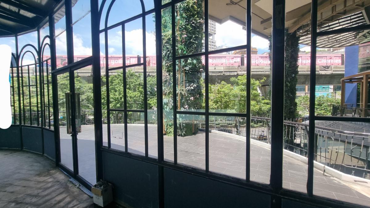 ให้เช่าร้านค้า/ตลาดนัดสุขุมวิท อโศก ทองหล่อ : ให้เช่า พร้อมพงษ์ ทองหล่อ พื้นที่outdoor แะindoor ติดถนนสุขุมวิท การมองเห็นดี เหมาะทำร้านอาหาร ดนตรีสด เพดานสูง พื้นที่ขนาด 256.2 ตารางเมตร