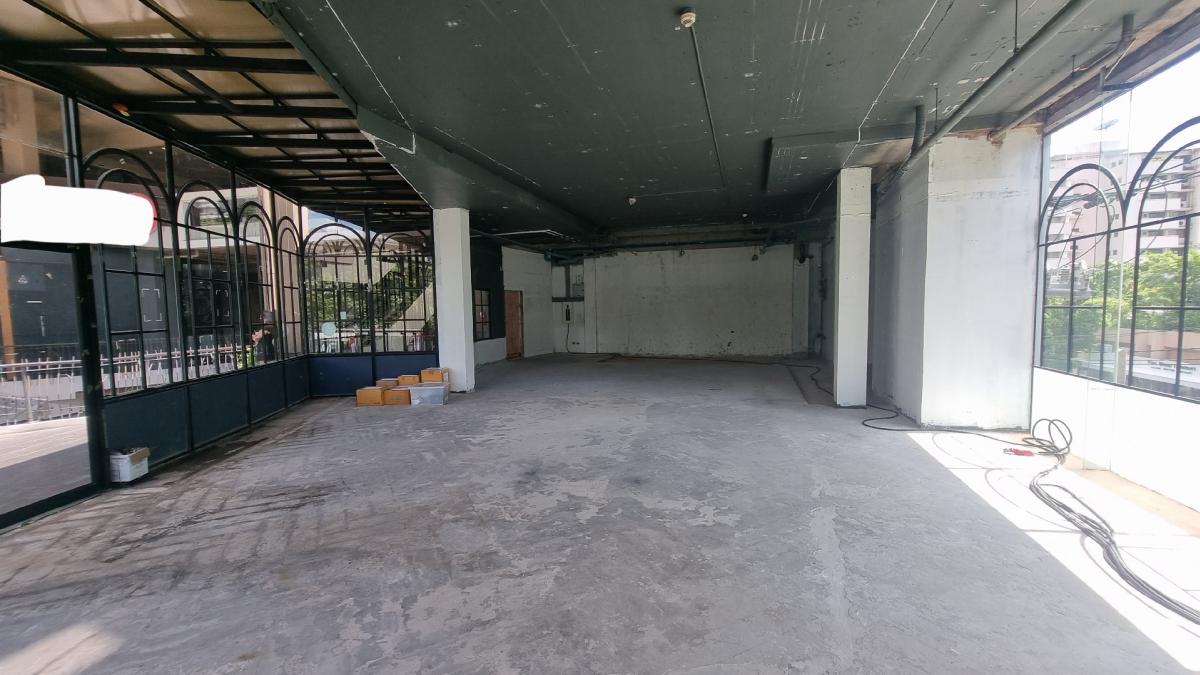 ให้เช่าร้านค้า/ตลาดนัดสุขุมวิท อโศก ทองหล่อ : ให้เช่า พร้อมพงษ์ ทองหล่อ พื้นที่outdoor แะindoor ติดถนนสุขุมวิท การมองเห็นดี เหมาะทำร้านอาหาร ดนตรีสด เพดานสูง พื้นที่ขนาด 256.2 ตารางเมตร