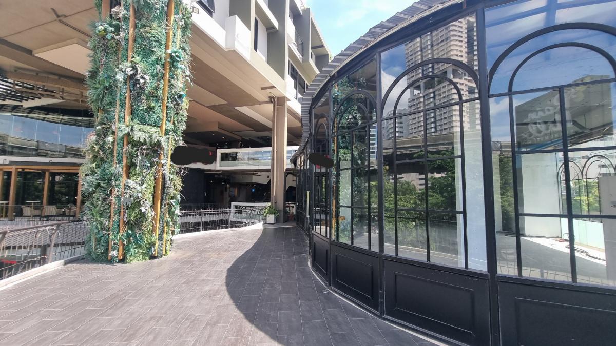 ให้เช่าร้านค้า/ตลาดนัดสุขุมวิท อโศก ทองหล่อ : ให้เช่า พร้อมพงษ์ ทองหล่อ พื้นที่outdoor แะindoor ติดถนนสุขุมวิท การมองเห็นดี เหมาะทำร้านอาหาร ดนตรีสด เพดานสูง พื้นที่ขนาด 256.2 ตารางเมตร