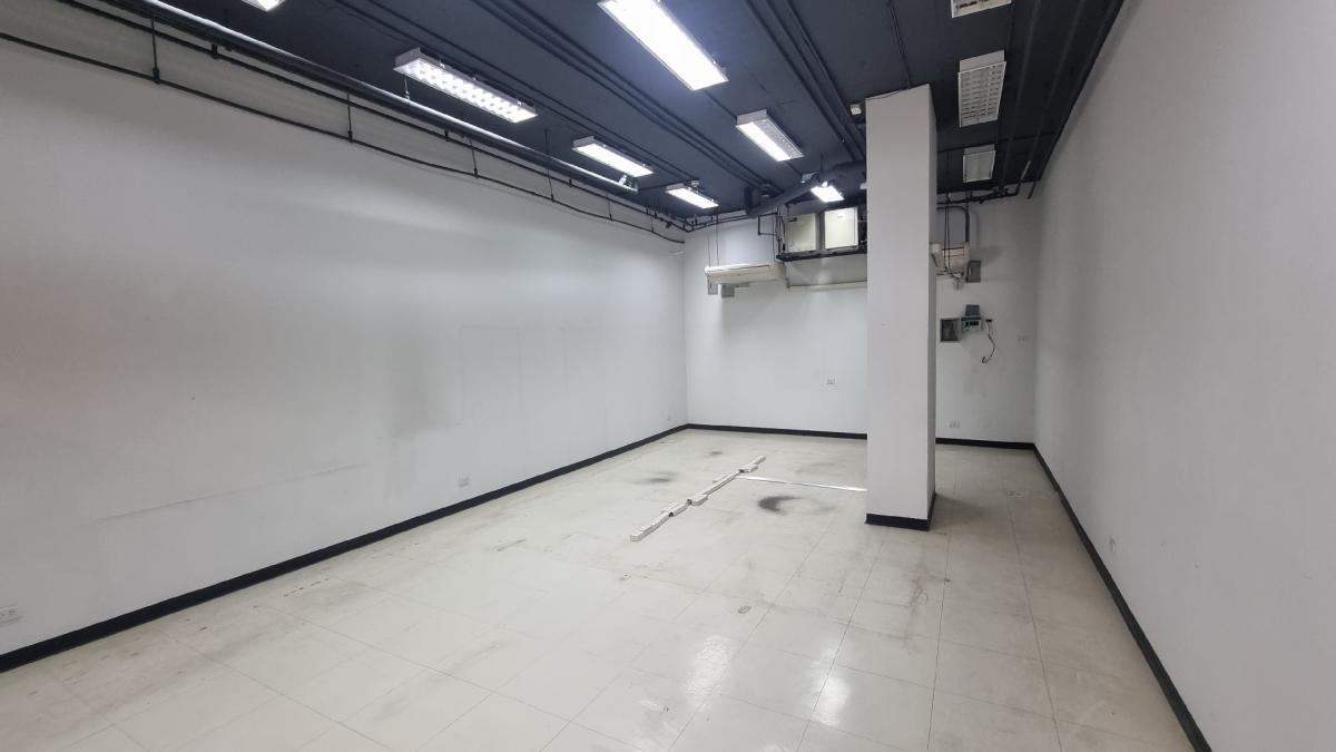 For RentRetail SpaceSukhumvit, Asoke, Thonglor : For rent, Phrom Phong, Thonglor, suitable for service businesses such as barbershops, dental clinics, Skincare businesses, not accepting beauty clinics, area size 49.34 square meters.
