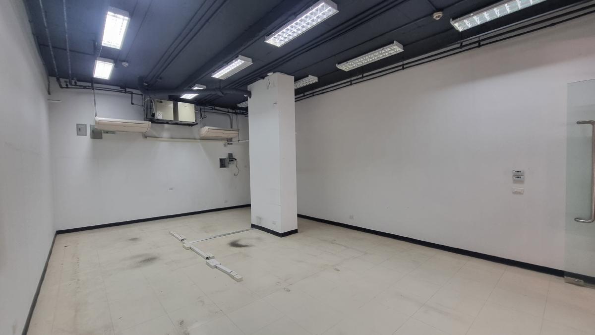 For RentRetail SpaceSukhumvit, Asoke, Thonglor : For rent, Phrom Phong, Thonglor, suitable for service businesses such as barbershops, dental clinics, Skincare businesses, not accepting beauty clinics, area size 49.34 square meters.
