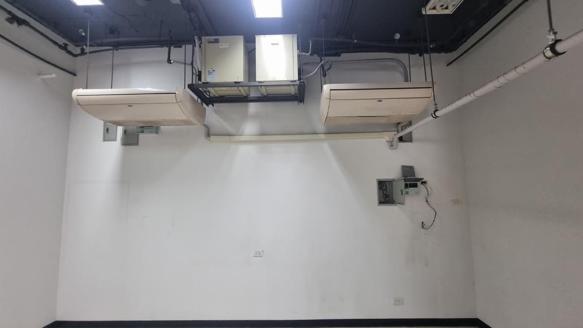 For RentRetail SpaceSukhumvit, Asoke, Thonglor : For rent, Phrom Phong, Thonglor, suitable for service businesses such as barbershops, dental clinics, Skincare businesses, not accepting beauty clinics, area size 49.34 square meters.