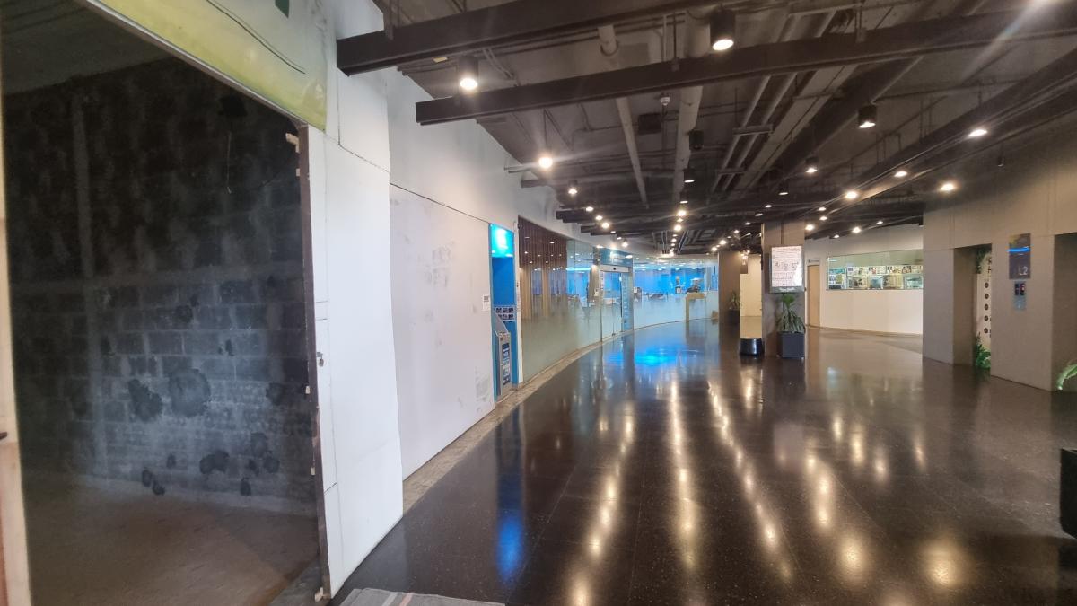 For RentRetail SpaceSukhumvit, Asoke, Thonglor : For rent, Phrom Phong, Thonglor, suitable for service businesses such as barbershops, dental clinics, Skincare businesses, not accepting beauty clinics, area size 49.34 square meters.