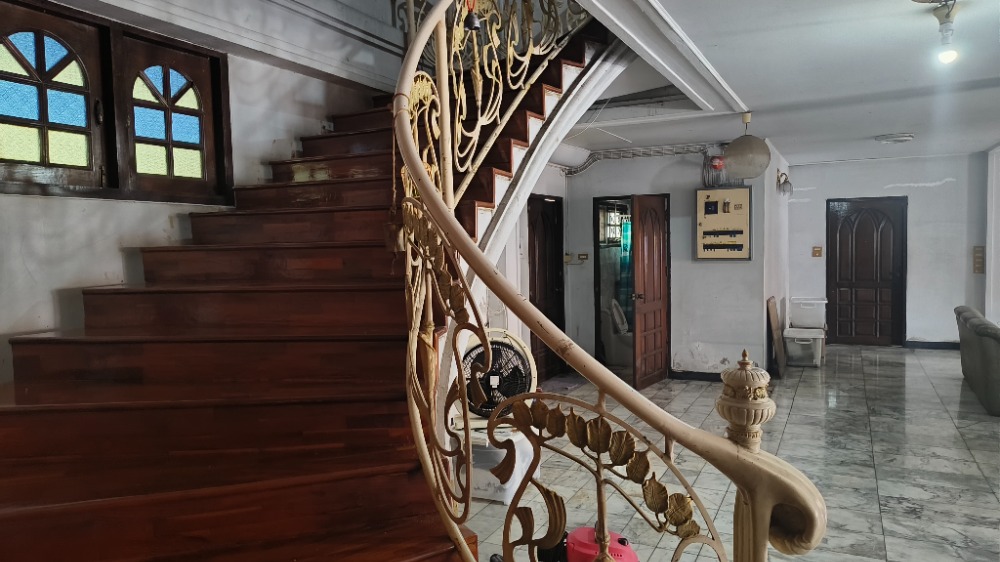 ขายบ้านลาดพร้าว เซ็นทรัลลาดพร้าว : บ้านทำเลเมือง แนวรถไฟฟ้า บนถนนลาดพร้าว, กรุงเทพ