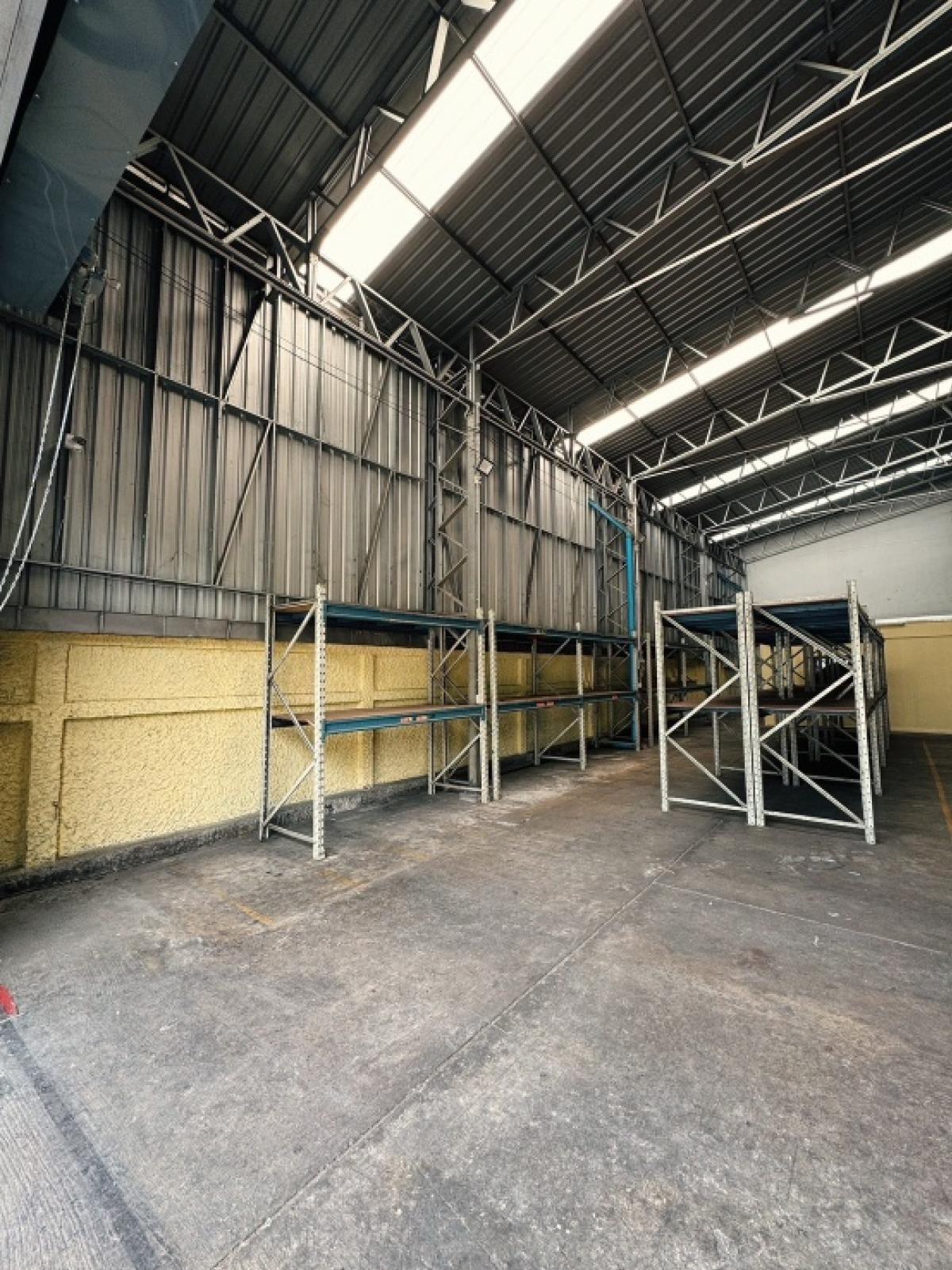 For RentWarehouseRatchadapisek, Huaikwang, Suttisan : Rent a 400 square meter warehouse, Ratchadaphisek Huai Khwang, near the MRT, Ratchadaphisek station, 450 meters, Chinese business location.