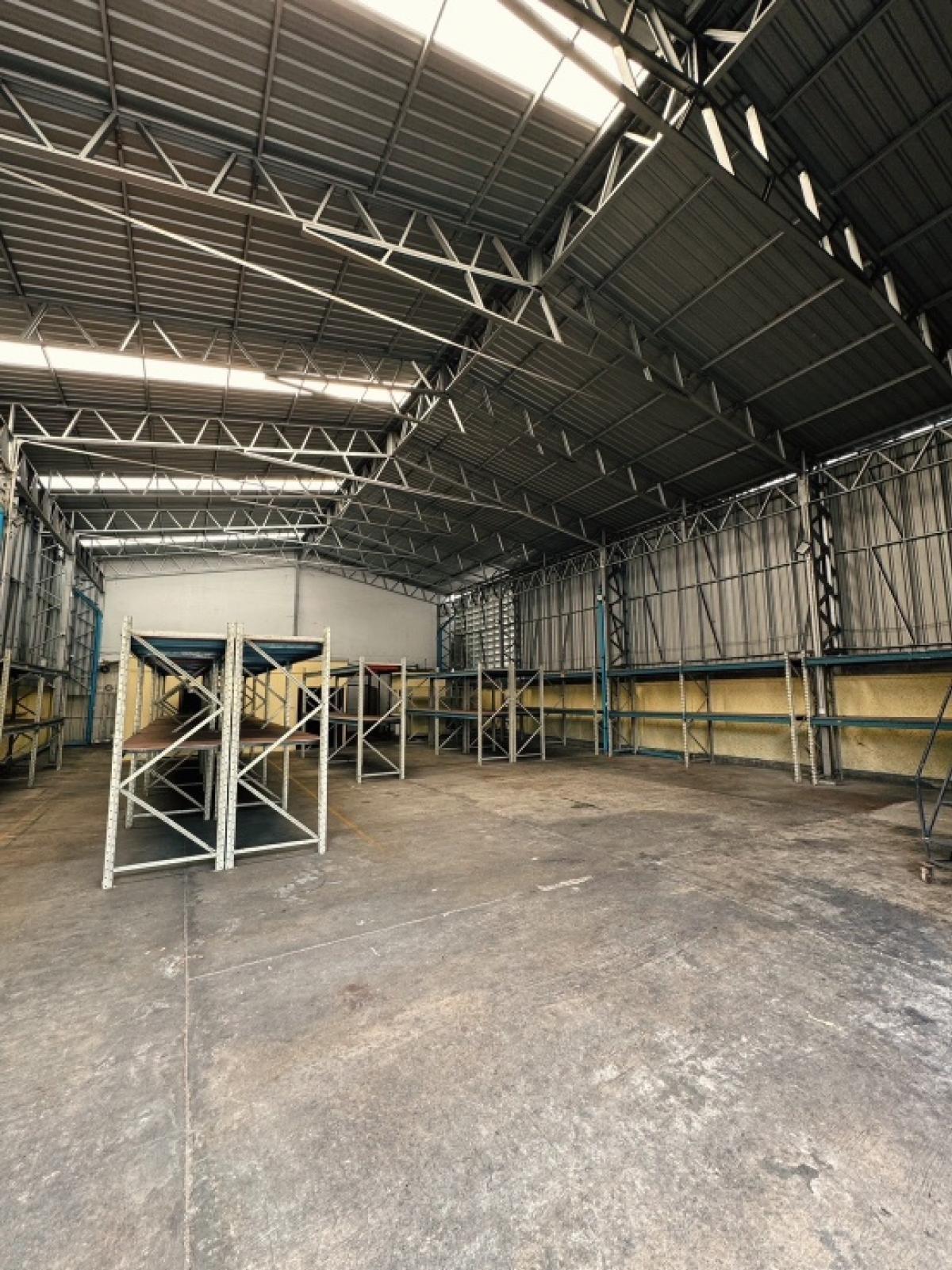 For RentWarehouseRatchadapisek, Huaikwang, Suttisan : Rent a 400 square meter warehouse, Ratchadaphisek Huai Khwang, near the MRT, Ratchadaphisek station, 450 meters, Chinese business location.
