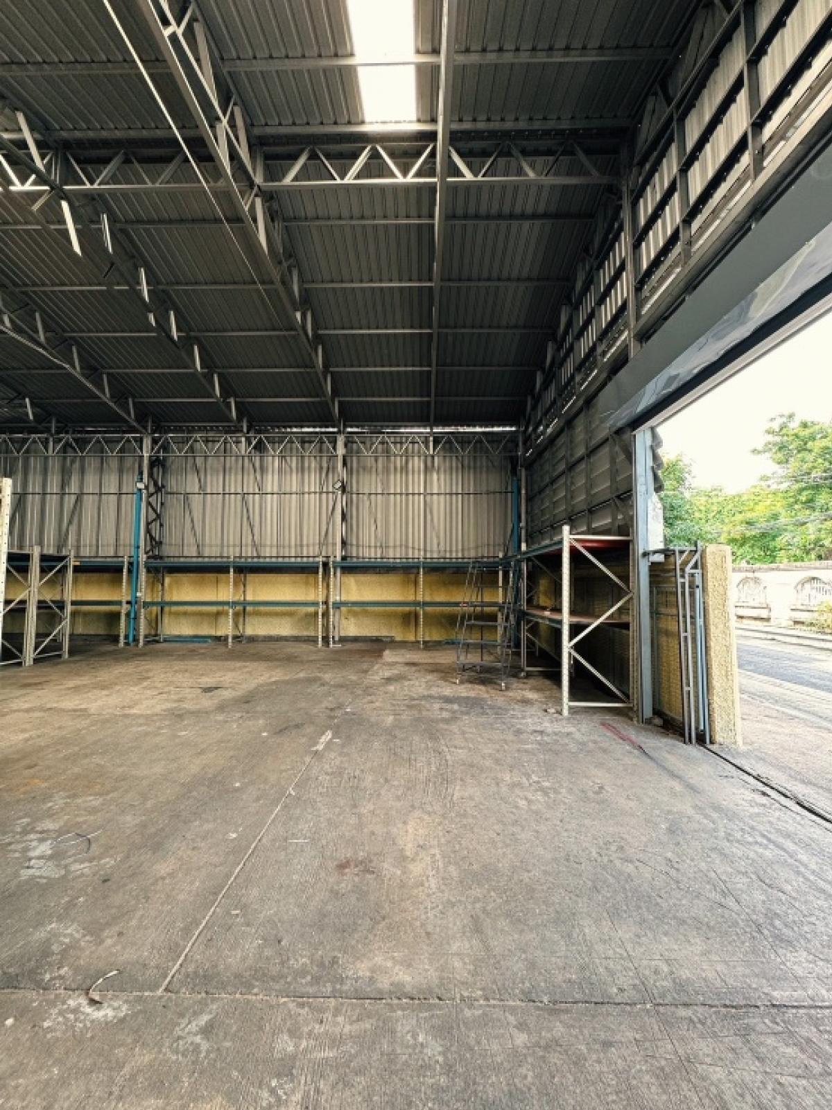For RentWarehouseRatchadapisek, Huaikwang, Suttisan : Rent a 400 square meter warehouse, Ratchadaphisek Huai Khwang, near the MRT, Ratchadaphisek station, 450 meters, Chinese business location.