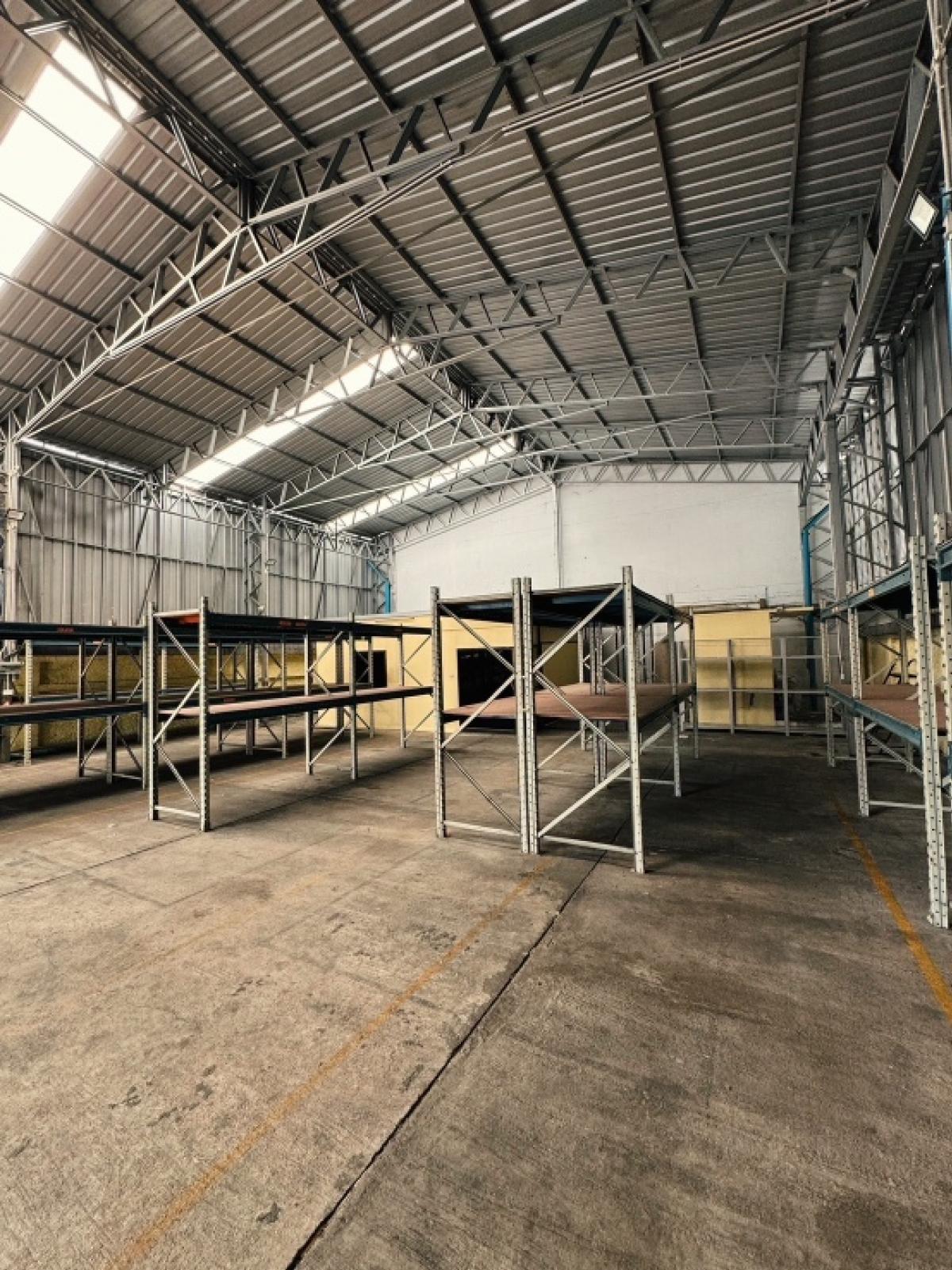 For RentWarehouseRatchadapisek, Huaikwang, Suttisan : Rent a 400 square meter warehouse, Ratchadaphisek Huai Khwang, near the MRT, Ratchadaphisek station, 450 meters, Chinese business location.