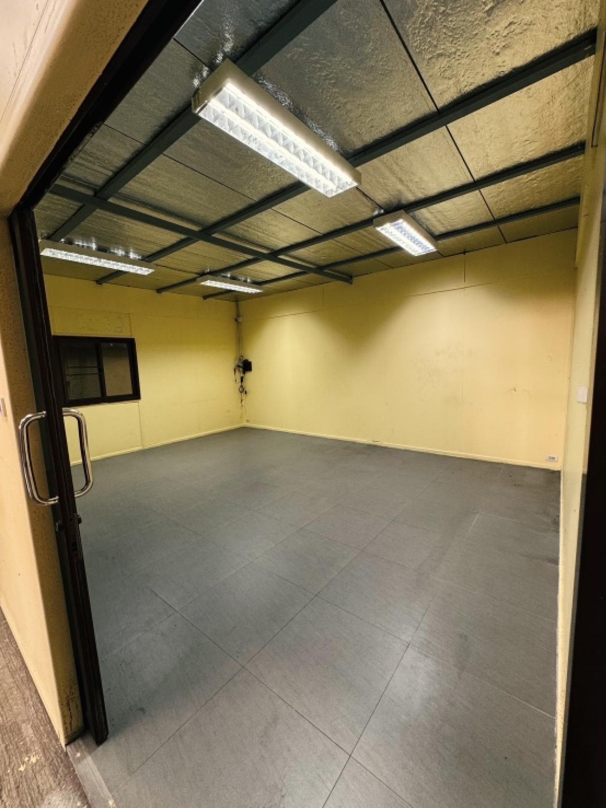 For RentWarehouseRatchadapisek, Huaikwang, Suttisan : Rent a 400 square meter warehouse, Ratchadaphisek Huai Khwang, near the MRT, Ratchadaphisek station, 450 meters, Chinese business location.