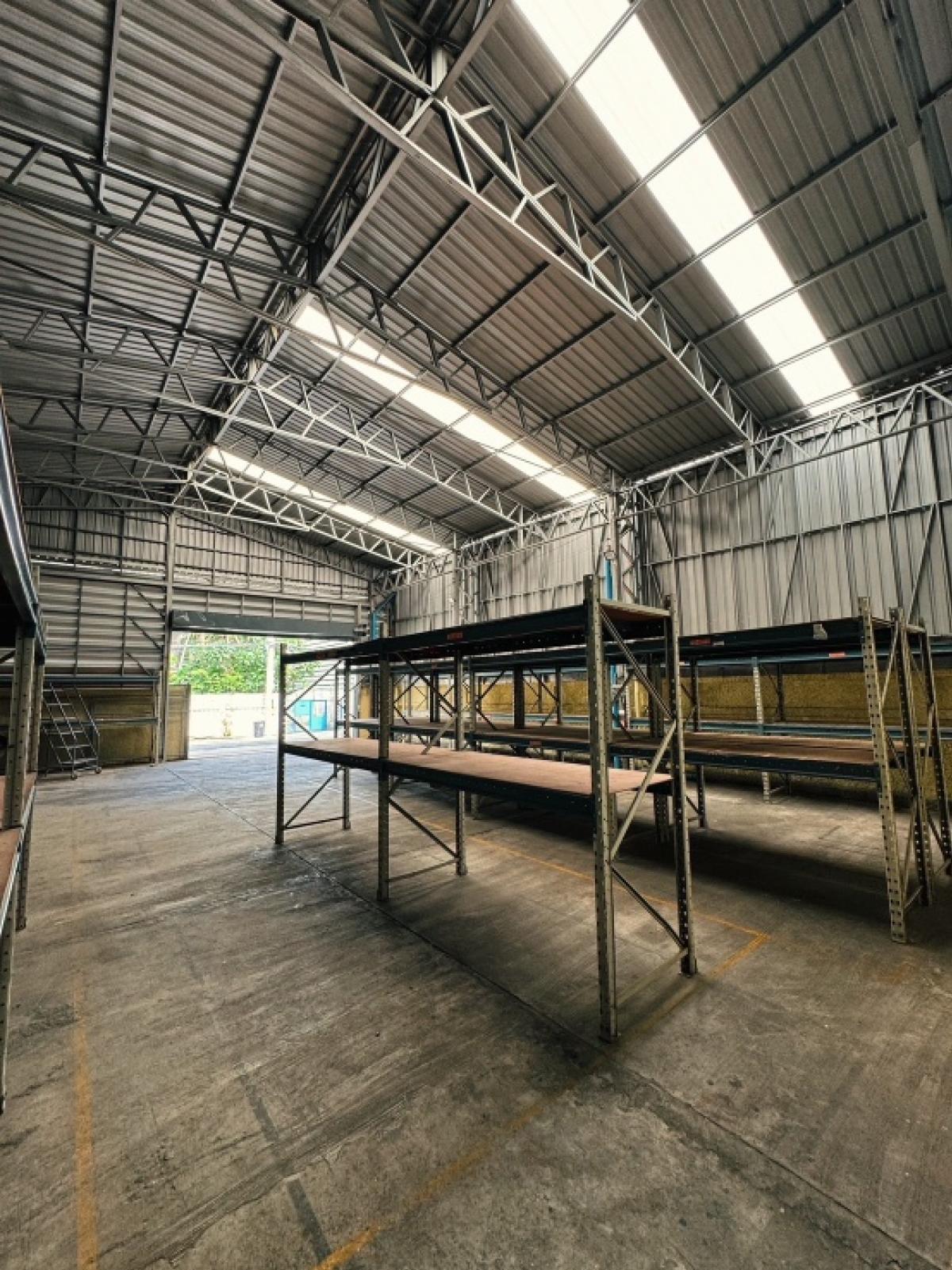 For RentWarehouseRatchadapisek, Huaikwang, Suttisan : Rent a 400 square meter warehouse, Ratchadaphisek Huai Khwang, near the MRT, Ratchadaphisek station, 450 meters, Chinese business location.