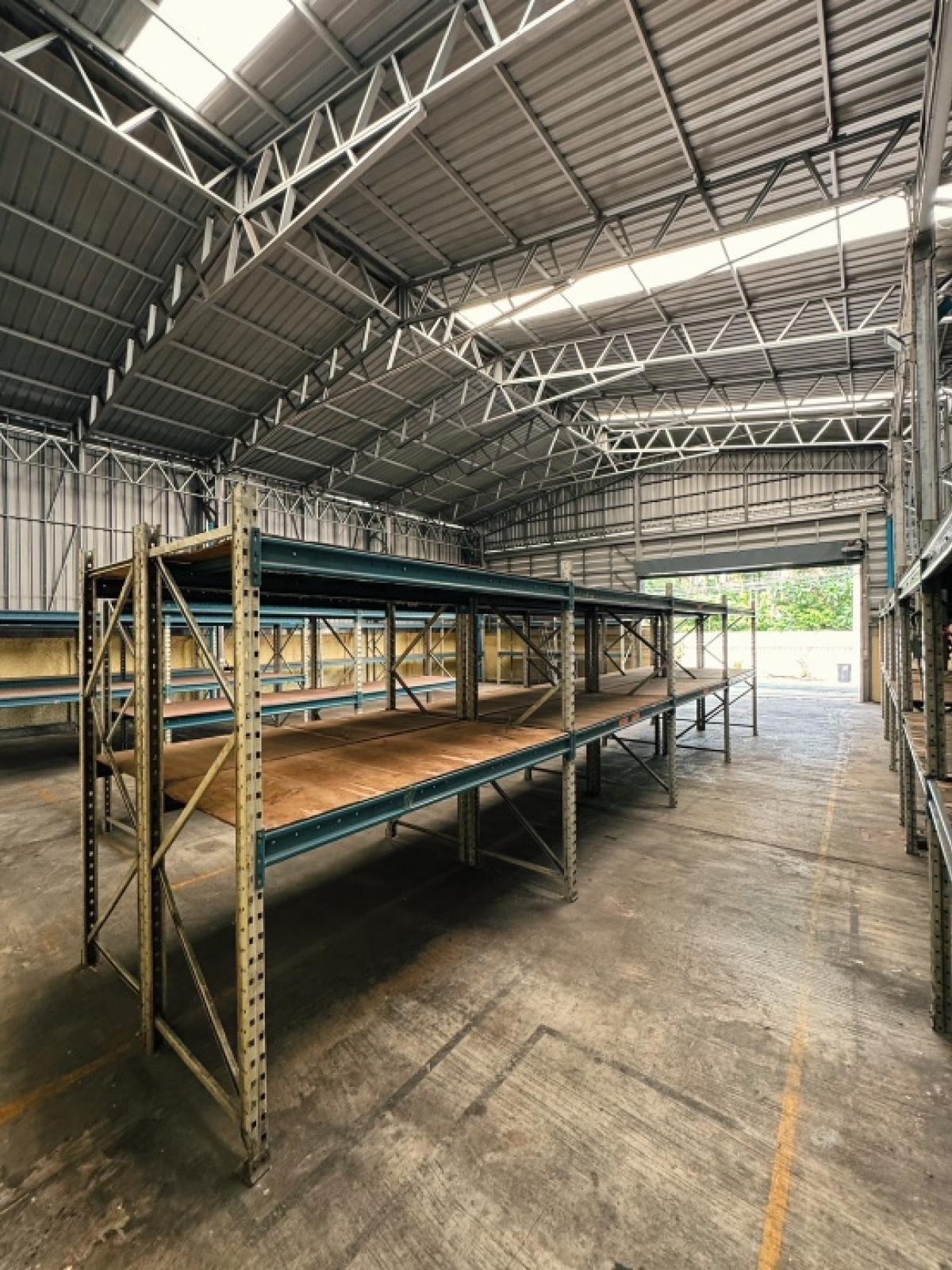 For RentWarehouseRatchadapisek, Huaikwang, Suttisan : Rent a 400 square meter warehouse, Ratchadaphisek Huai Khwang, near the MRT, Ratchadaphisek station, 450 meters, Chinese business location.