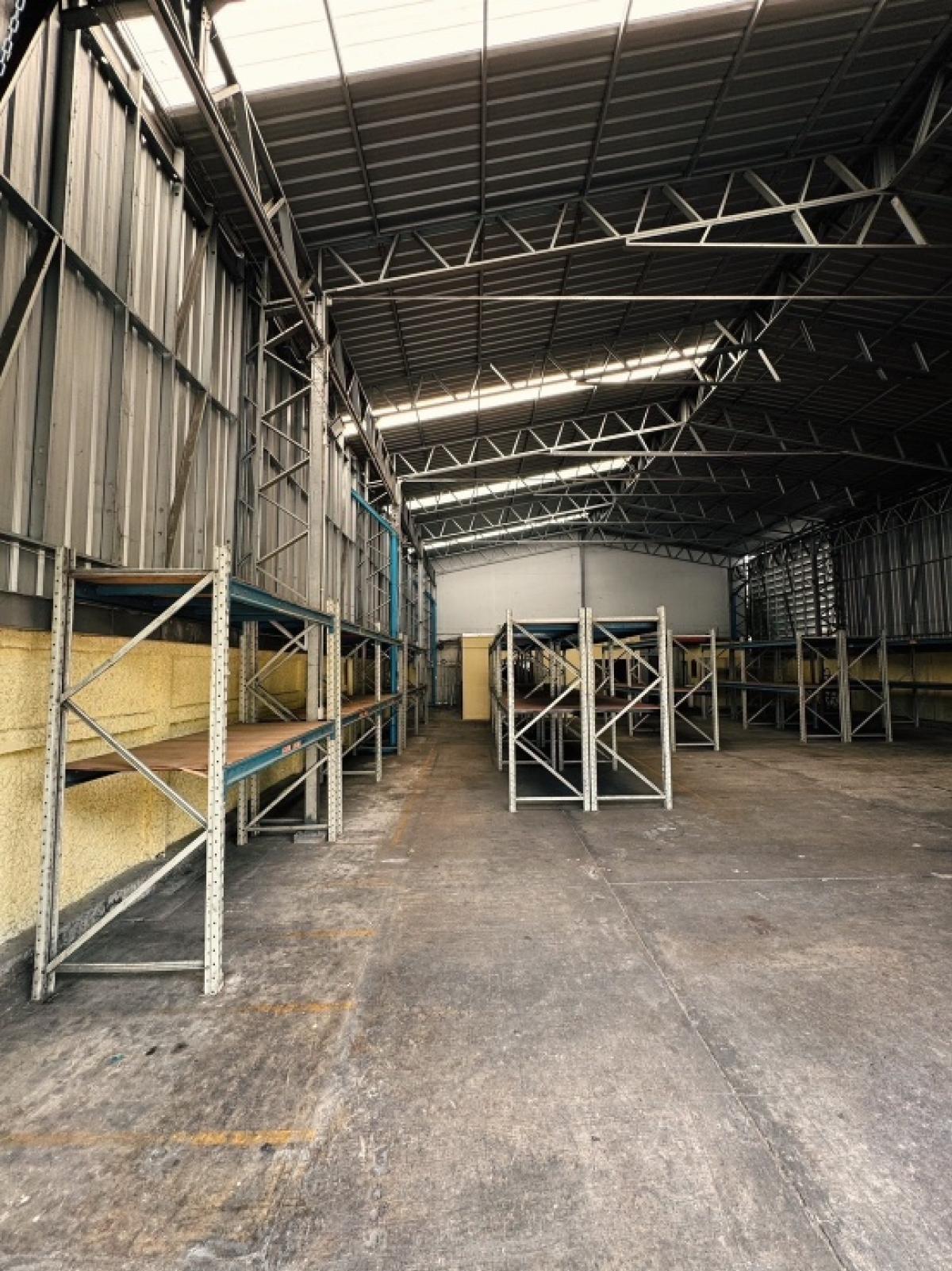 For RentWarehouseRatchadapisek, Huaikwang, Suttisan : Rent a 400 square meter warehouse, Ratchadaphisek Huai Khwang, near the MRT, Ratchadaphisek station, 450 meters, Chinese business location.