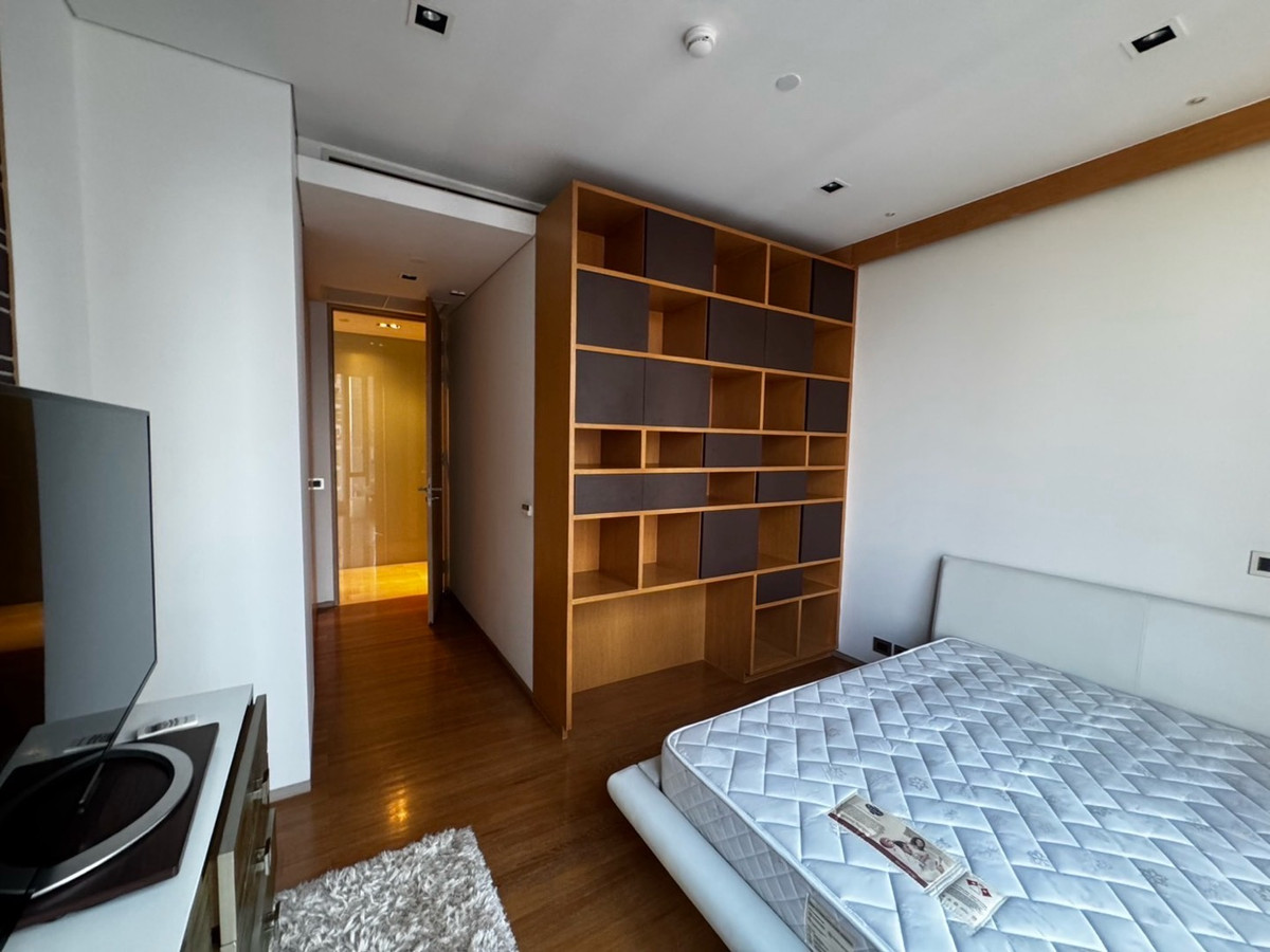 ขายคอนโดสีลม ศาลาแดง บางรัก : Saladaeng Residences 2 bedroom 126sqm for sale only 29 Mb best layout in the building!! Please contact 0816878954