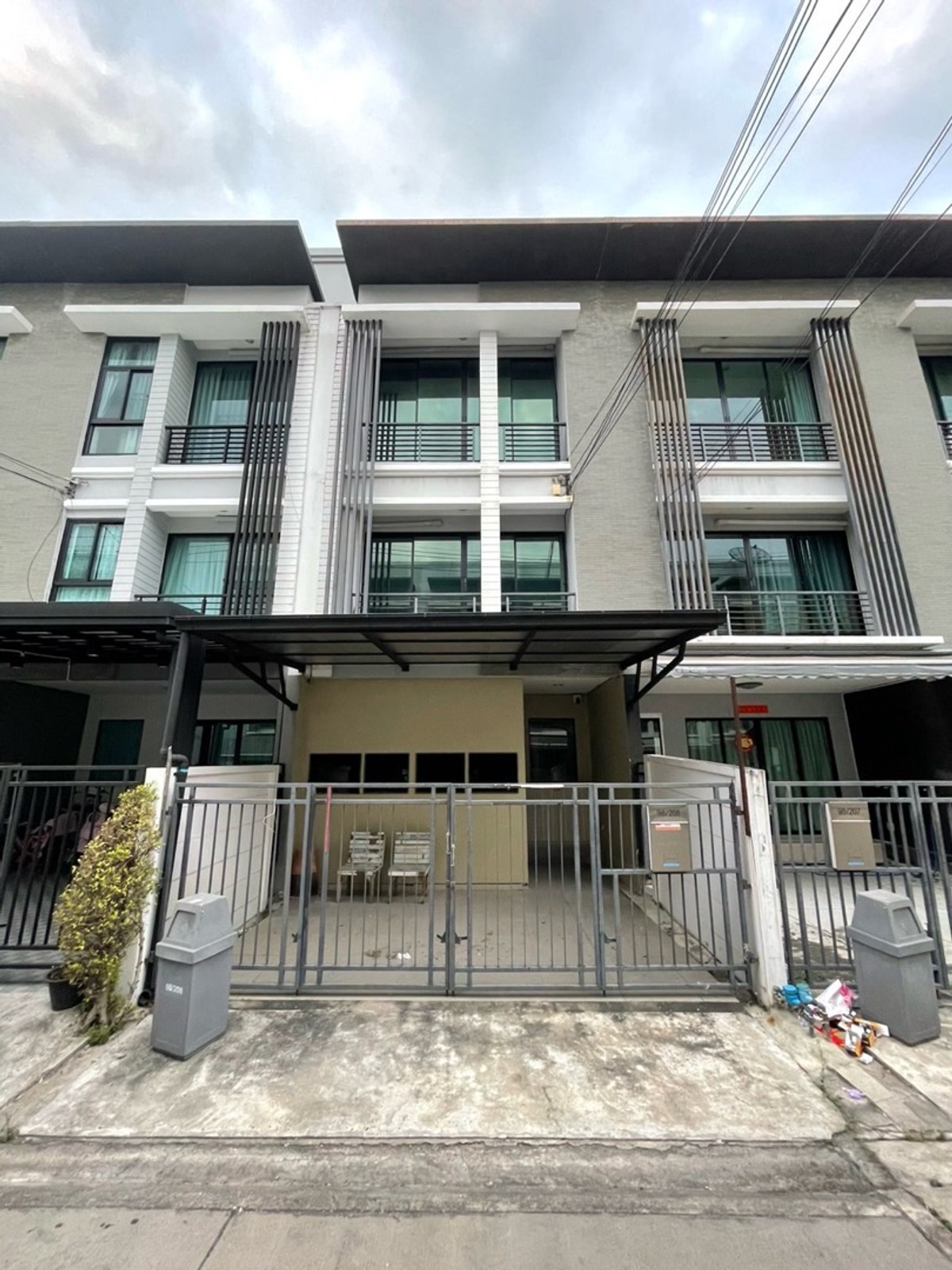 ให้เช่าทาวน์โฮมรามคำแหง หัวหมาก : ให้เช่าบ้านทาว์นโฮม 3 ชั้น บ้านกลางเมือง พระราม9- รามคำแหง บ้านสภาพใหม่เหมาะสำหรับพักอาศัยเดินทางสะดวก ใกล้ทางด่วน รามคำแหง