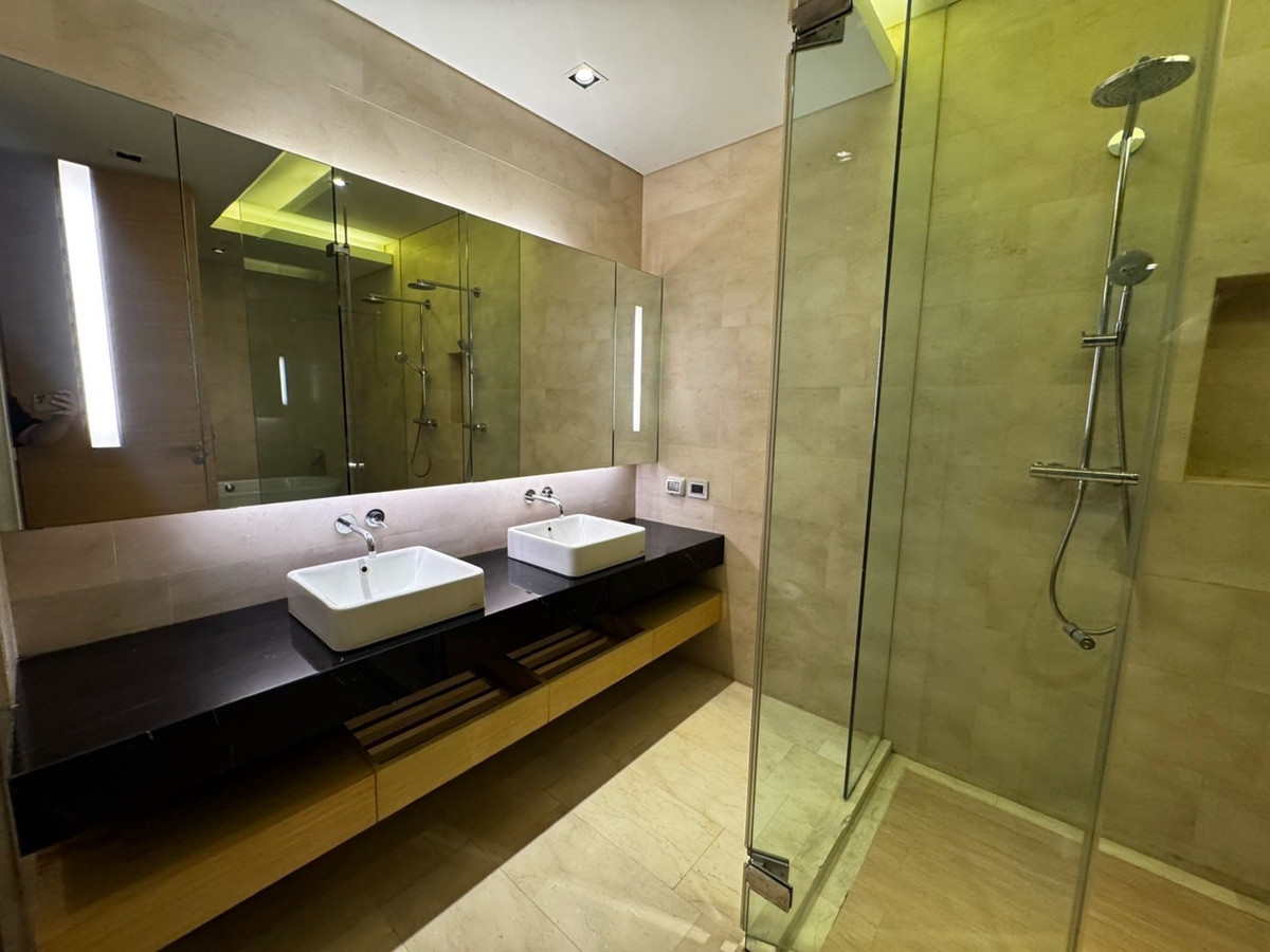 ขายคอนโดสีลม ศาลาแดง บางรัก : Saladaeng Residences 2 bedroom 126sqm for sale only 29 Mb best layout in the building!! Please contact 0816878954