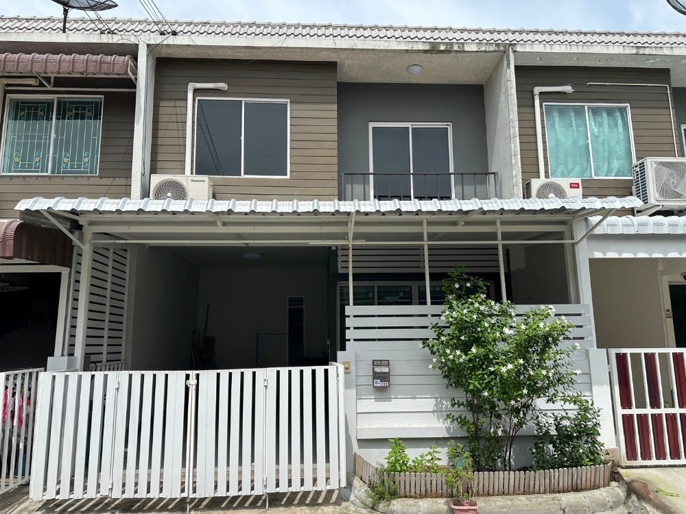 For SaleTownhomePathum Thani,Rangsit, Thammasat : ⚡⚡Super cheap sale, 2-storey townhouse, The Color Rangsit, Khlong 4 - 3 bedrooms, 2 bathrooms, size 17.5 sq m., extension in front and behind the house, good location, convenient transportation, near complete shopping malls ‼️ ⚡⚡