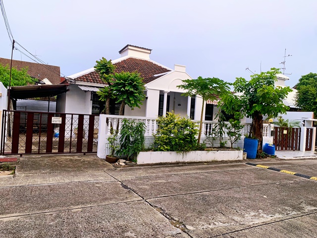 For RentHouseOnnut, Udomsuk : very large house for rent Cheapest 67sq.wa. 244sq.m. 3bed 2 bath 2A/C 4park Adjacent to BITEC Bangna