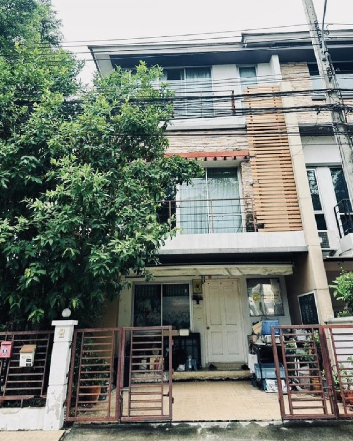 For SaleTownhomePattanakan, Srinakarin : 3-story townhome for sale, Plus City Park Srinakarin-Suan Luang  Chaloem Phrakiat Rama 9 Road, Nong Bon Subdistrict, Prawet District, Bangkok (behind the corner)