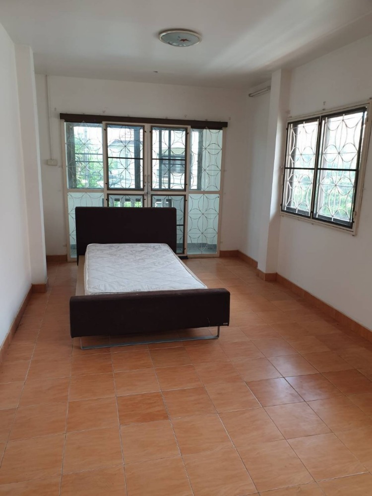 ขายบ้านเลียบทางด่วนรามอินทรา : บ้านเดี่ยว 2 ชั้ั้น ใกล้รถไฟฟ้า คอมมูนิตี้มอลล์ ใกล้ทางด่วน รามอินทรา