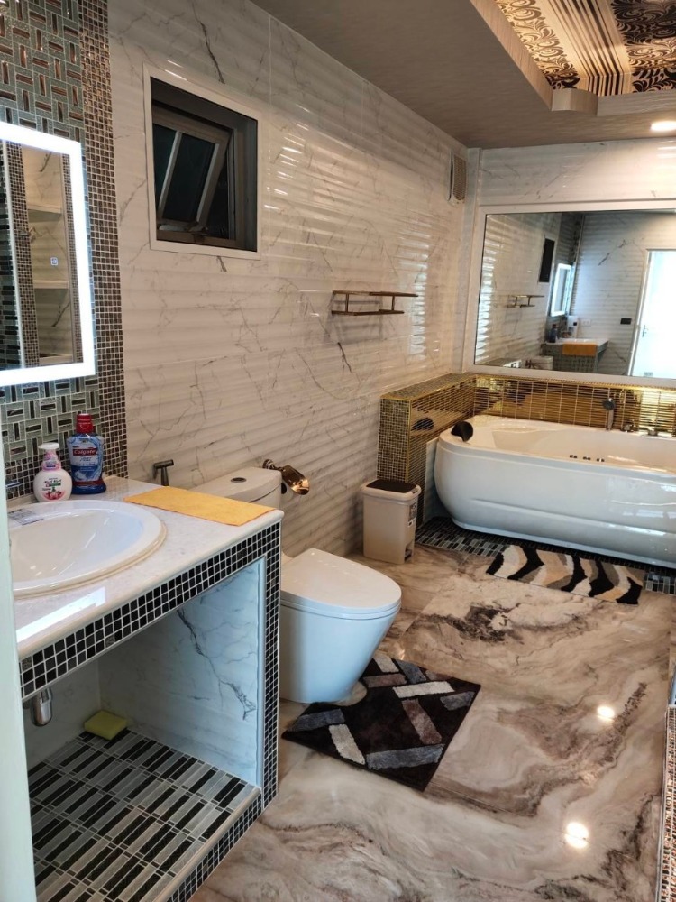 For SaleHouseNawamin, Ramindra : 3-storey detached house, Chalada Sai Mai, near the lake, convenient for walking, convenient for shopping