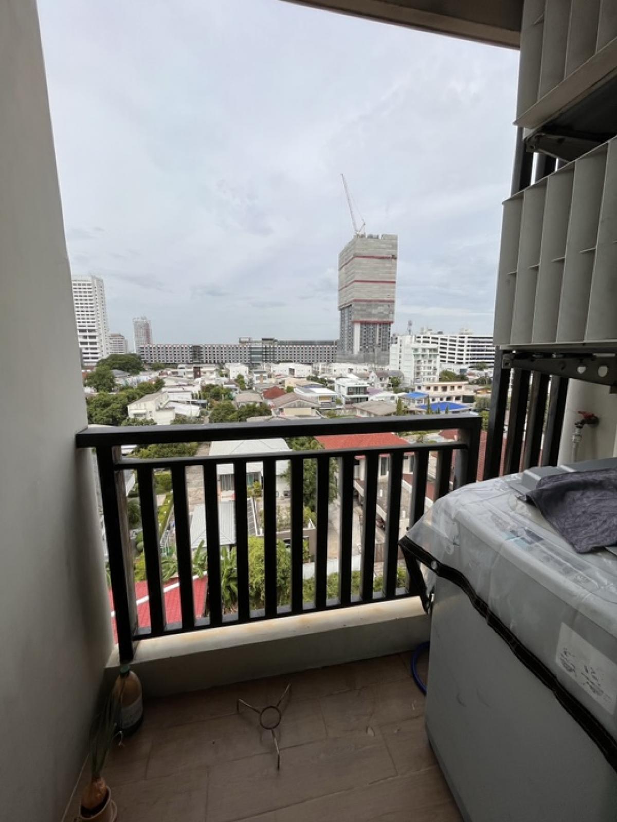 For SaleCondoLadprao, Central Ladprao : Owner sells! Condo Lat Phrao 15 Low-Rise, size 27.5 sq m, 8th floor, only 300 m from MRT Lat Phrao, can go through many alleys of Phahon Yothin.