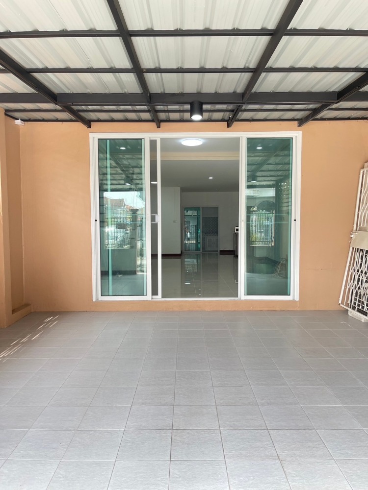 For RentTownhomeNawamin, Ramindra : 2-storey townhouse, 22 sq m, corner house, completely renovated, with an extension of the garage and new kitchen.