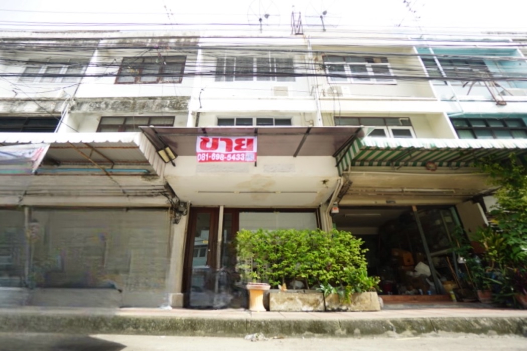 For SaleShop HouseLadprao101, Happy Land, The Mall Bang Kapi : For sale: 3-storey commercial building, Chokchai 4 Soi 54, area 220 sq m., 20 sq wa, good location, beauti decorated, ideal for office, cafe