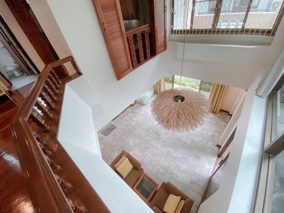 ให้เช่าบ้านนานา : For Rent Classic Detached House 3 Storey with Rooftop on Soi Sukhumvit Nana, Welcome Pet-friendly