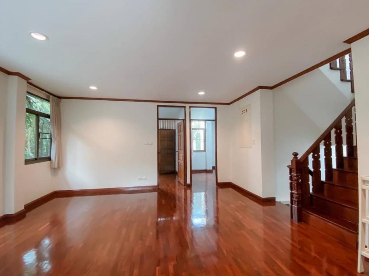 ให้เช่าบ้านนานา : For Rent Classic Detached House 3 Storey with Rooftop on Soi Sukhumvit Nana, Welcome Pet-friendly