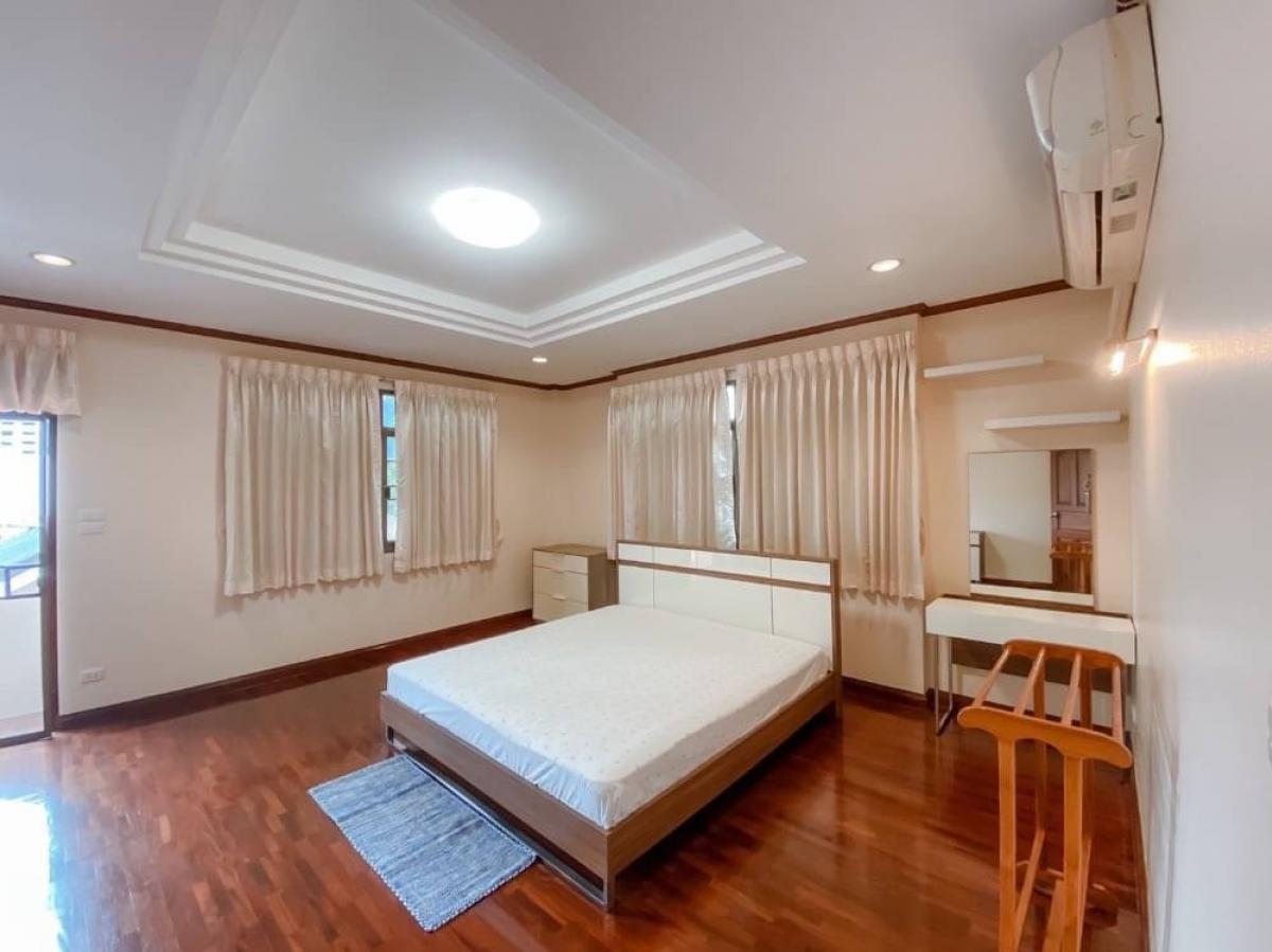 ให้เช่าบ้านนานา : For Rent Classic Detached House 3 Storey with Rooftop on Soi Sukhumvit Nana, Welcome Pet-friendly