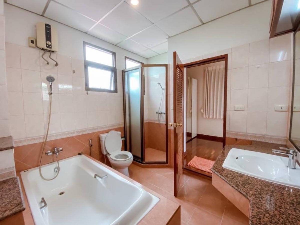 ให้เช่าบ้านนานา : For Rent Classic Detached House 3 Storey with Rooftop on Soi Sukhumvit Nana, Welcome Pet-friendly