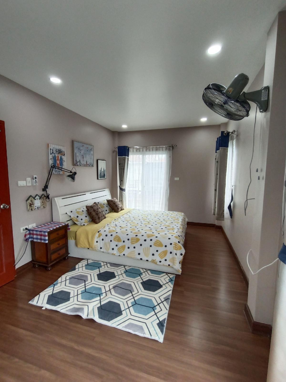 ให้เช่าทาวน์โฮมนนทบุรี บางใหญ่ บางบัวทอง : Be Cute บ้านให้เช่า ระยะสั้น  3 นอน 2 น้ำ แปลงมุม ถนนเมน มีสวนหย่อม พักได้ไม่เกิน  6  ท่าน จอดรถ 2 คัน หมู่บ้านทิพย์พิมาน บ้านริมน้ำ ติด MRT คลองบางไผ่