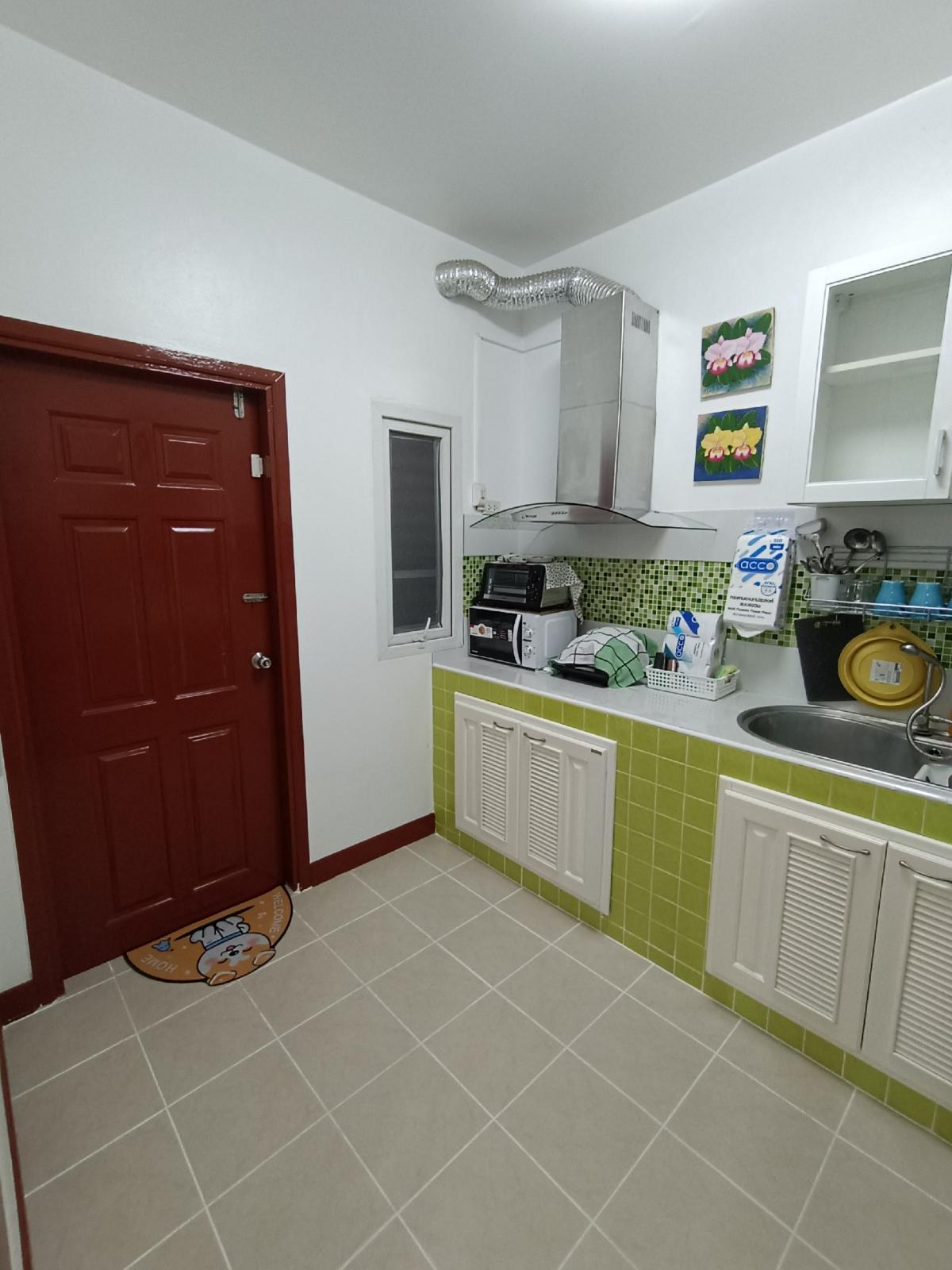 ให้เช่าทาวน์โฮมนนทบุรี บางใหญ่ บางบัวทอง : Be Cute บ้านให้เช่า ระยะสั้น  3 นอน 2 น้ำ แปลงมุม ถนนเมน มีสวนหย่อม พักได้ไม่เกิน  6  ท่าน จอดรถ 2 คัน หมู่บ้านทิพย์พิมาน บ้านริมน้ำ ติด MRT คลองบางไผ่