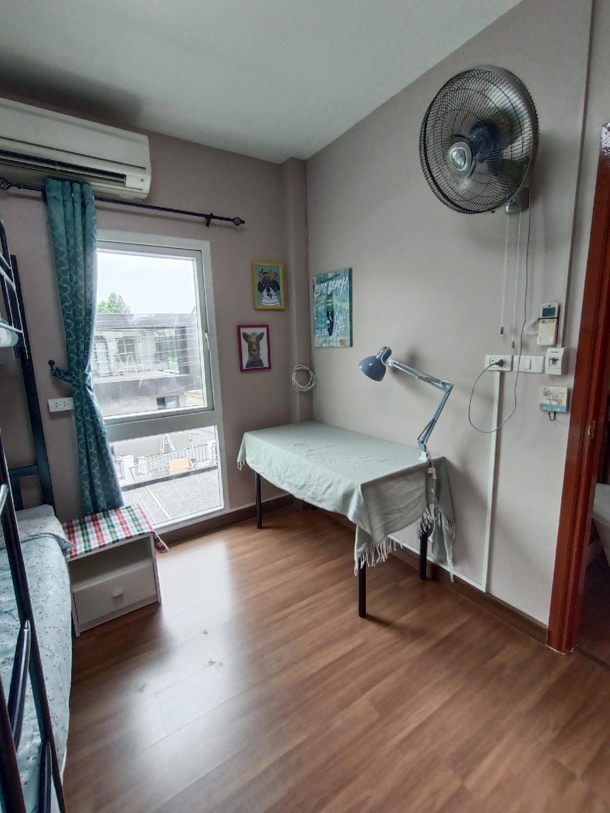 ให้เช่าทาวน์โฮมนนทบุรี บางใหญ่ บางบัวทอง : Be Cute บ้านให้เช่า ระยะสั้น  3 นอน 2 น้ำ แปลงมุม ถนนเมน มีสวนหย่อม พักได้ไม่เกิน  6  ท่าน จอดรถ 2 คัน หมู่บ้านทิพย์พิมาน บ้านริมน้ำ ติด MRT คลองบางไผ่