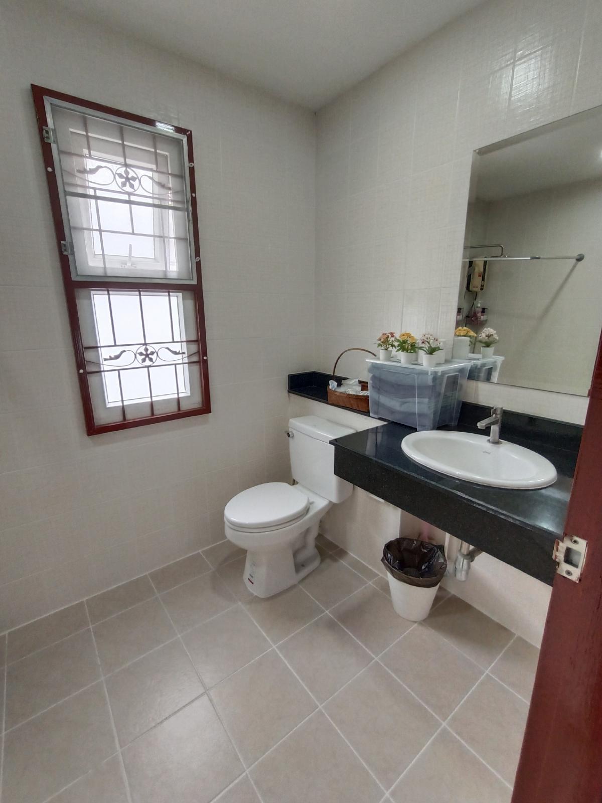 ให้เช่าทาวน์โฮมนนทบุรี บางใหญ่ บางบัวทอง : Be Cute บ้านให้เช่า ระยะสั้น  3 นอน 2 น้ำ แปลงมุม ถนนเมน มีสวนหย่อม พักได้ไม่เกิน  6  ท่าน จอดรถ 2 คัน หมู่บ้านทิพย์พิมาน บ้านริมน้ำ ติด MRT คลองบางไผ่