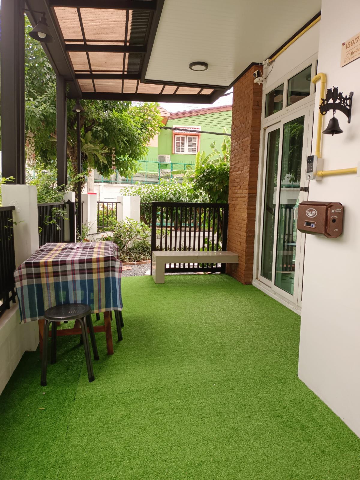 ให้เช่าทาวน์โฮมนนทบุรี บางใหญ่ บางบัวทอง : Be Cute บ้านให้เช่า ระยะสั้น  3 นอน 2 น้ำ แปลงมุม ถนนเมน มีสวนหย่อม พักได้ไม่เกิน  6  ท่าน จอดรถ 2 คัน หมู่บ้านทิพย์พิมาน บ้านริมน้ำ ติด MRT คลองบางไผ่