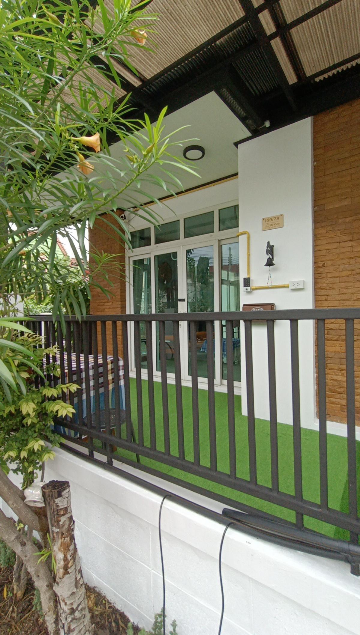 ให้เช่าทาวน์โฮมนนทบุรี บางใหญ่ บางบัวทอง : Be Cute บ้านให้เช่า ระยะสั้น  3 นอน 2 น้ำ แปลงมุม ถนนเมน มีสวนหย่อม พักได้ไม่เกิน  6  ท่าน จอดรถ 2 คัน หมู่บ้านทิพย์พิมาน บ้านริมน้ำ ติด MRT คลองบางไผ่