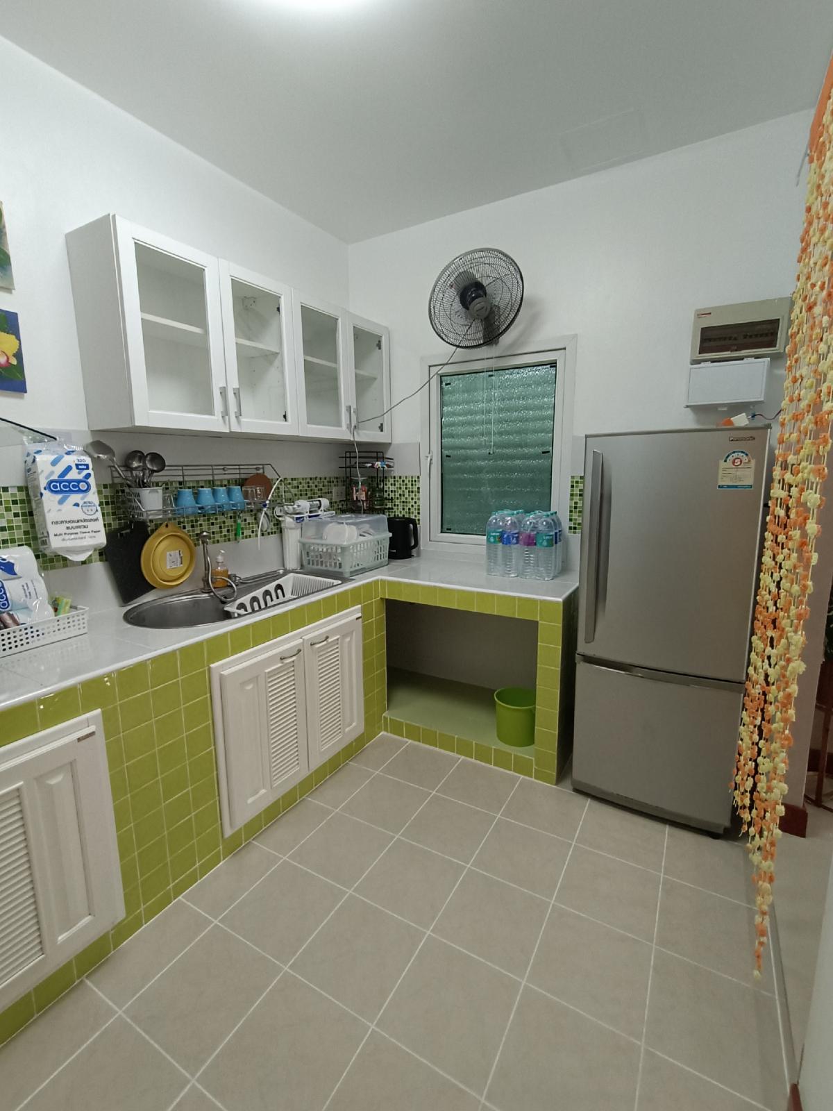 ให้เช่าทาวน์โฮมนนทบุรี บางใหญ่ บางบัวทอง : Be Cute บ้านให้เช่า ระยะสั้น  3 นอน 2 น้ำ แปลงมุม ถนนเมน มีสวนหย่อม พักได้ไม่เกิน  6  ท่าน จอดรถ 2 คัน หมู่บ้านทิพย์พิมาน บ้านริมน้ำ ติด MRT คลองบางไผ่